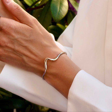 Silvervågigt armband