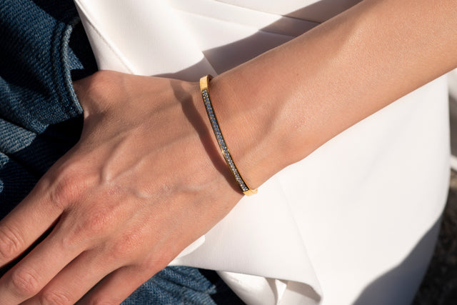 La femme-armband