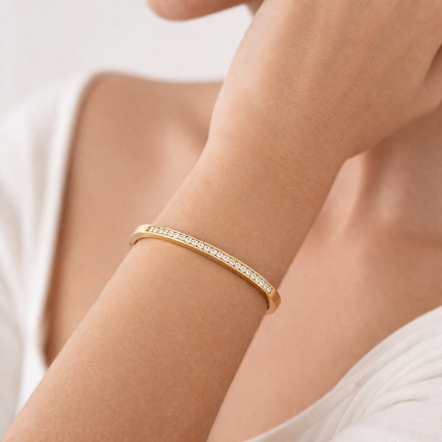 La femme-armband
